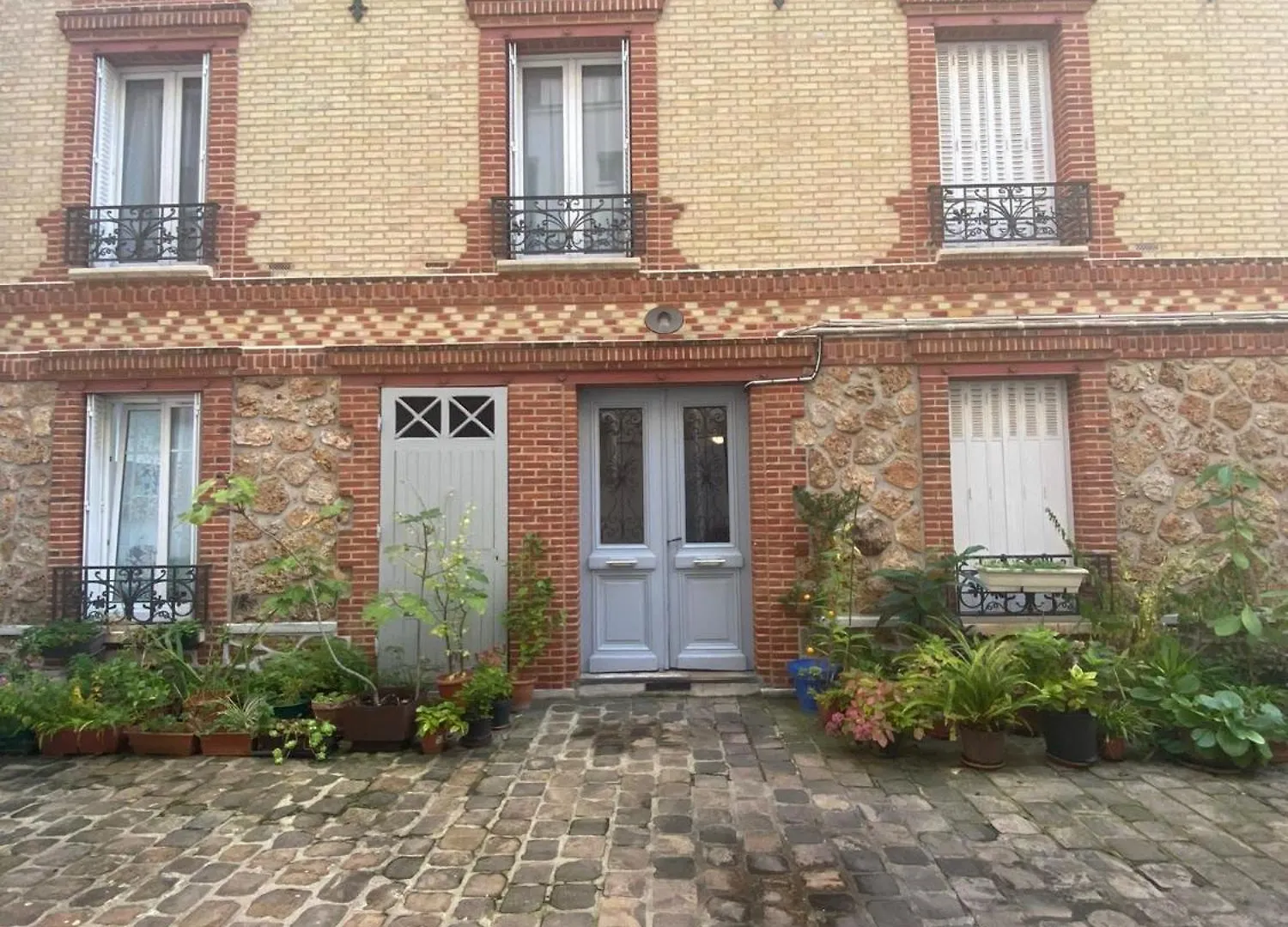 Private In Paris13 *